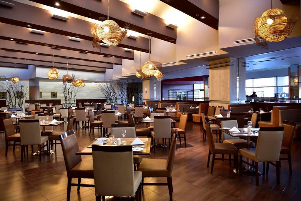 فندق Doubletree By Hilton كالاما المطعم الصورة